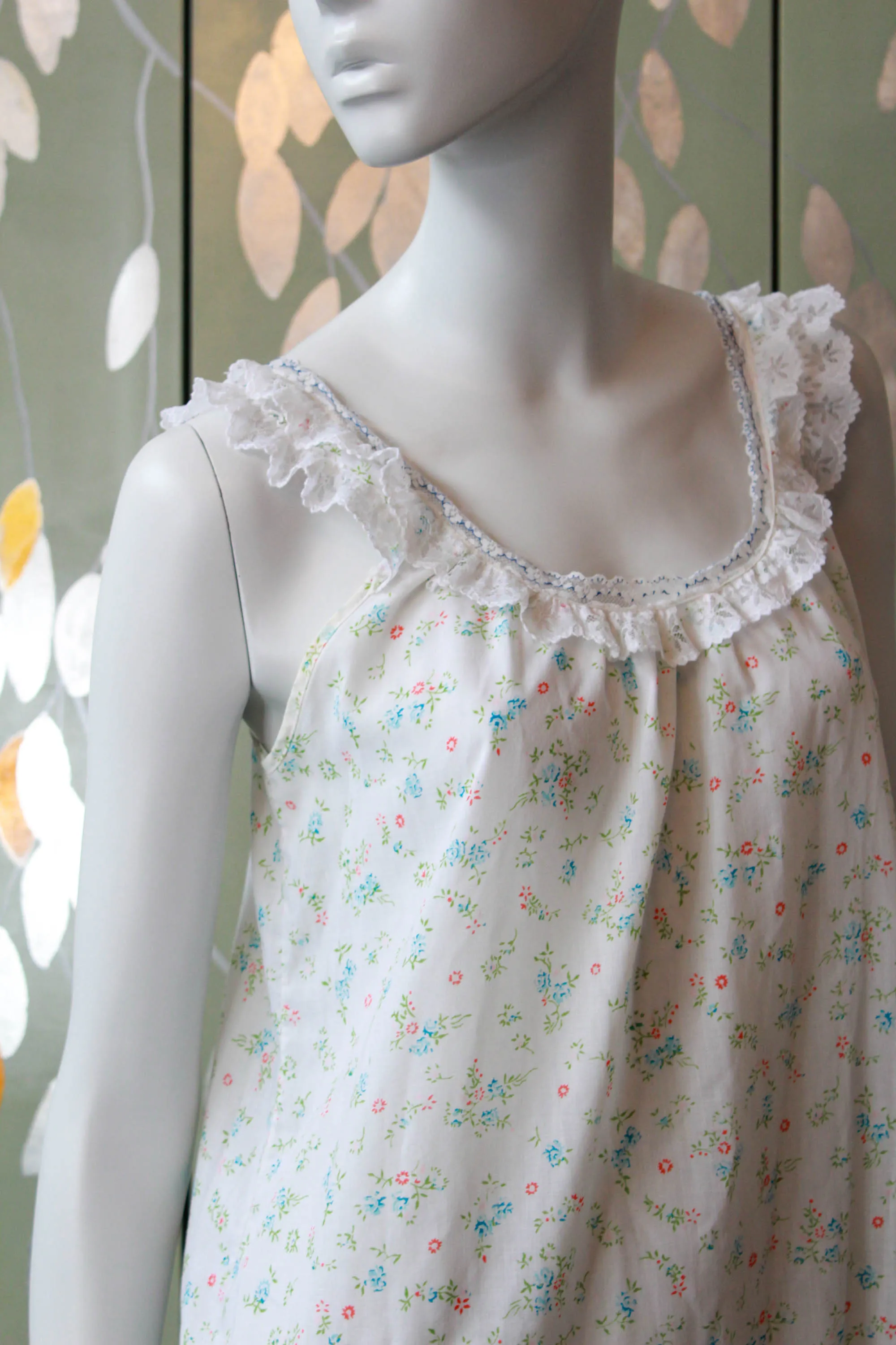 1970s White Floral Print Maxi Night Gown, Lace Ruffle Neckline, M/L