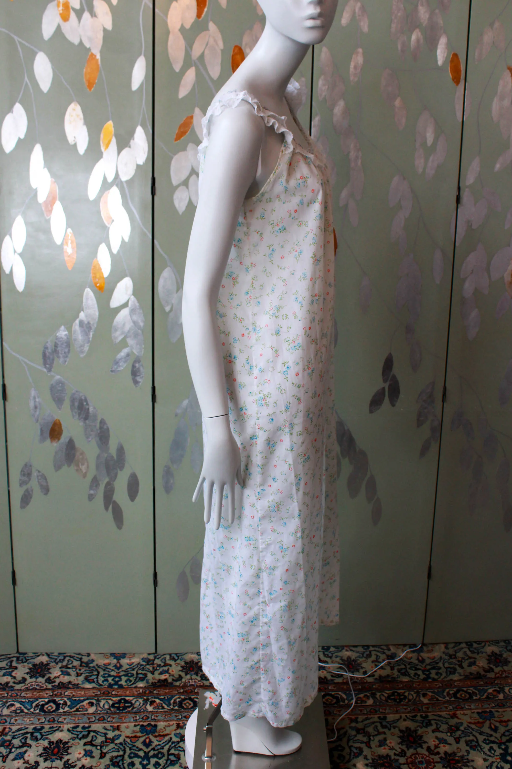 1970s White Floral Print Maxi Night Gown, Lace Ruffle Neckline, M/L