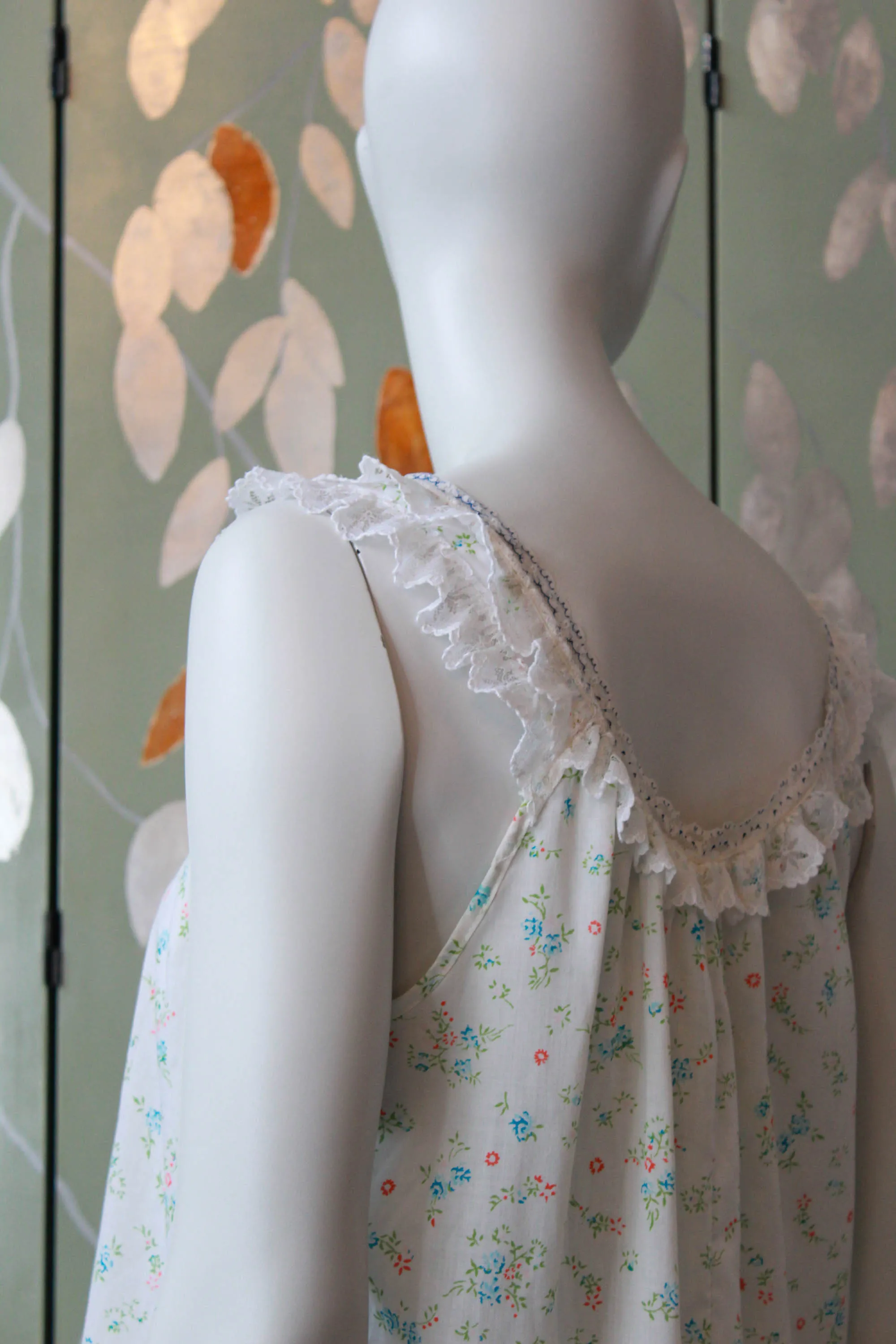 1970s White Floral Print Maxi Night Gown, Lace Ruffle Neckline, M/L