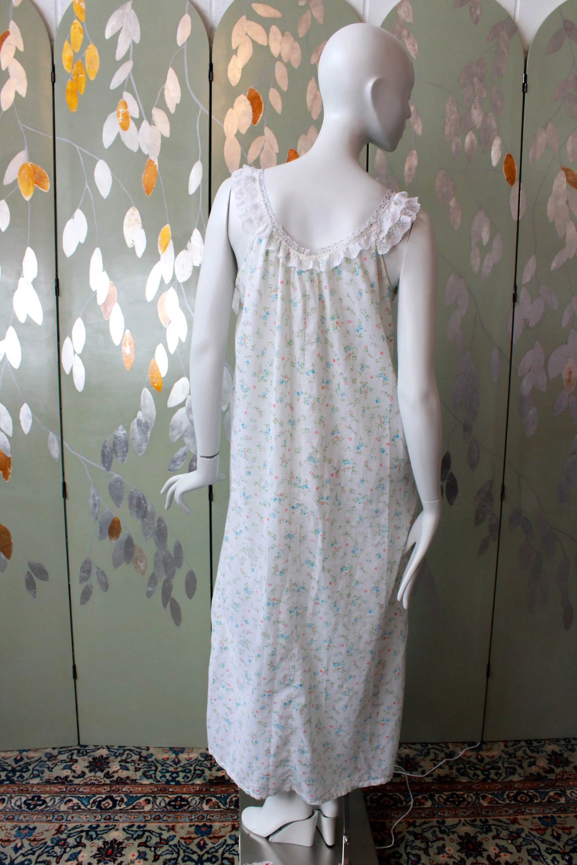 1970s White Floral Print Maxi Night Gown, Lace Ruffle Neckline, M/L