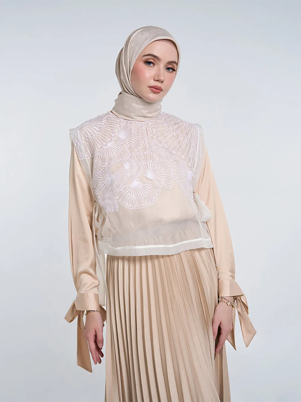 LYAN EMBROIDERY OUTER WHITE