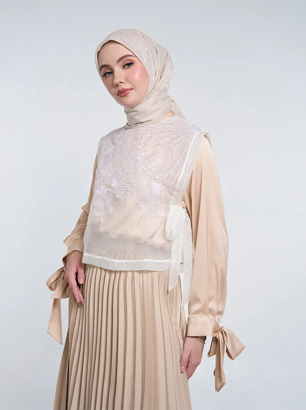 LYAN EMBROIDERY OUTER WHITE