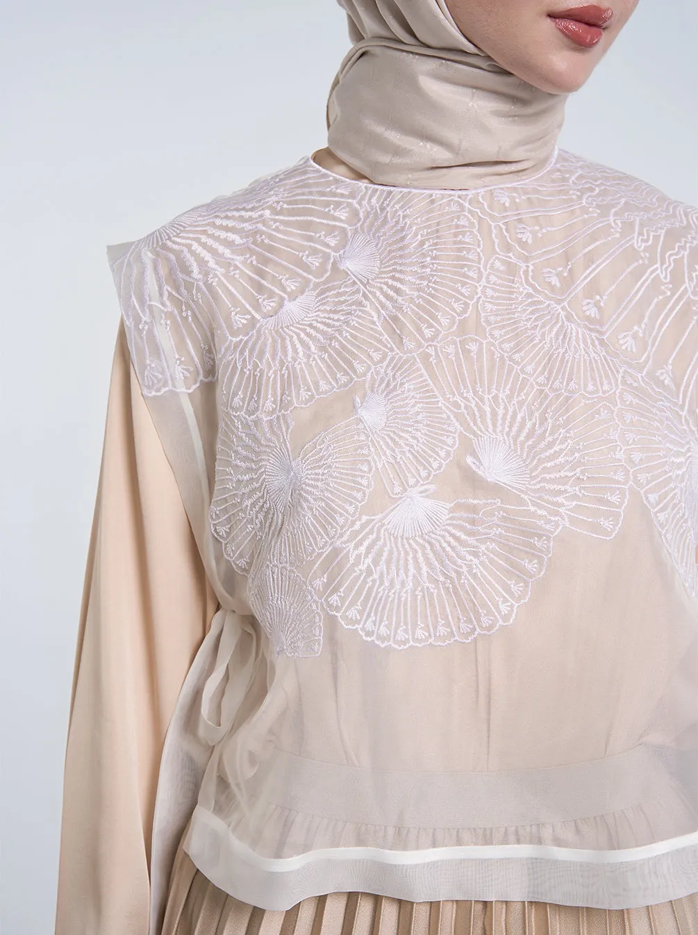 LYAN EMBROIDERY OUTER WHITE